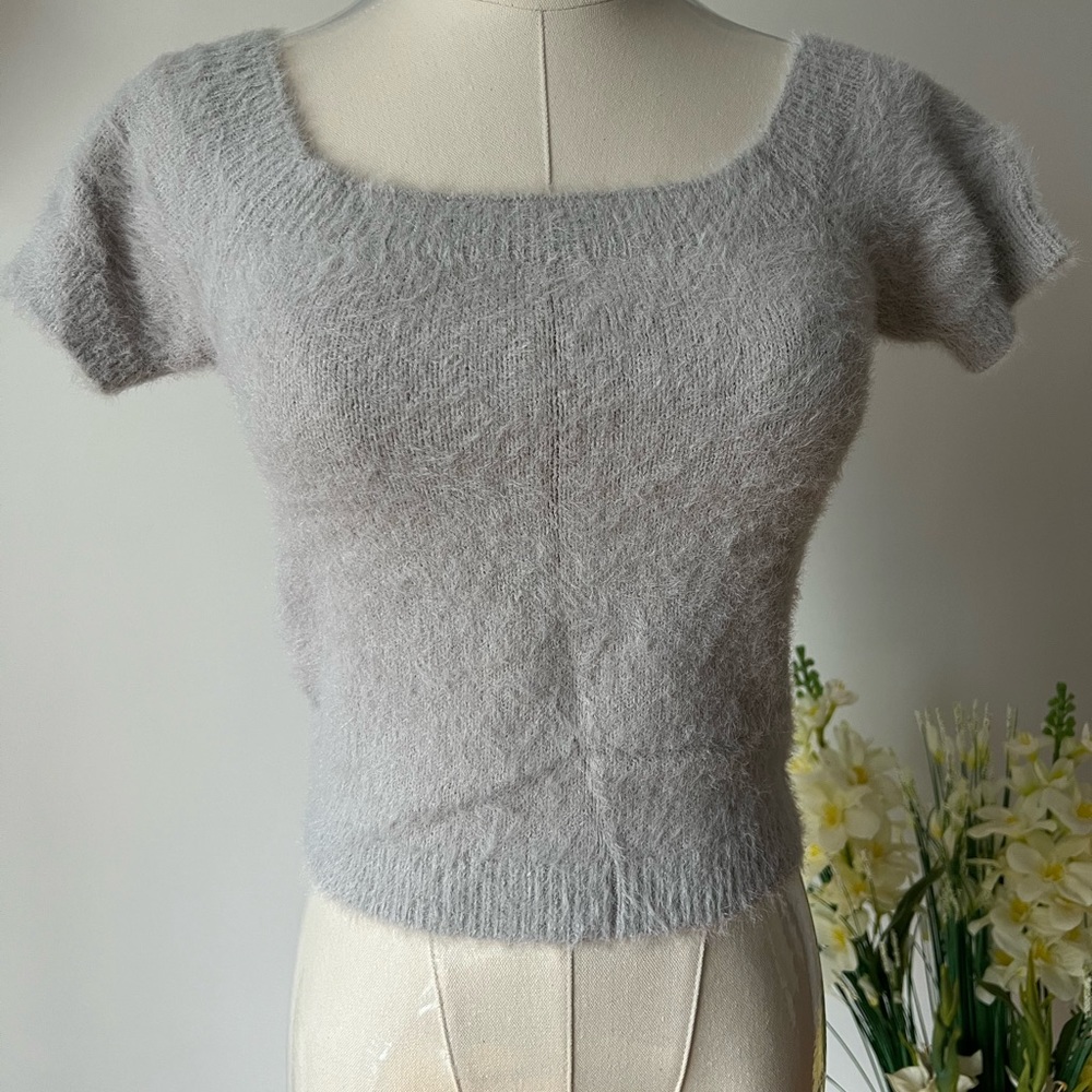 KENDALL & KYLIE Women’s short sleeve top in Grey. Size Medium